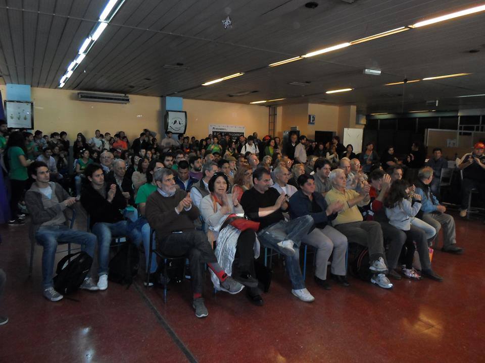 Trabajadores de la educación, asistentes escolares y docentes reclaman frente al Ministerio de Educación