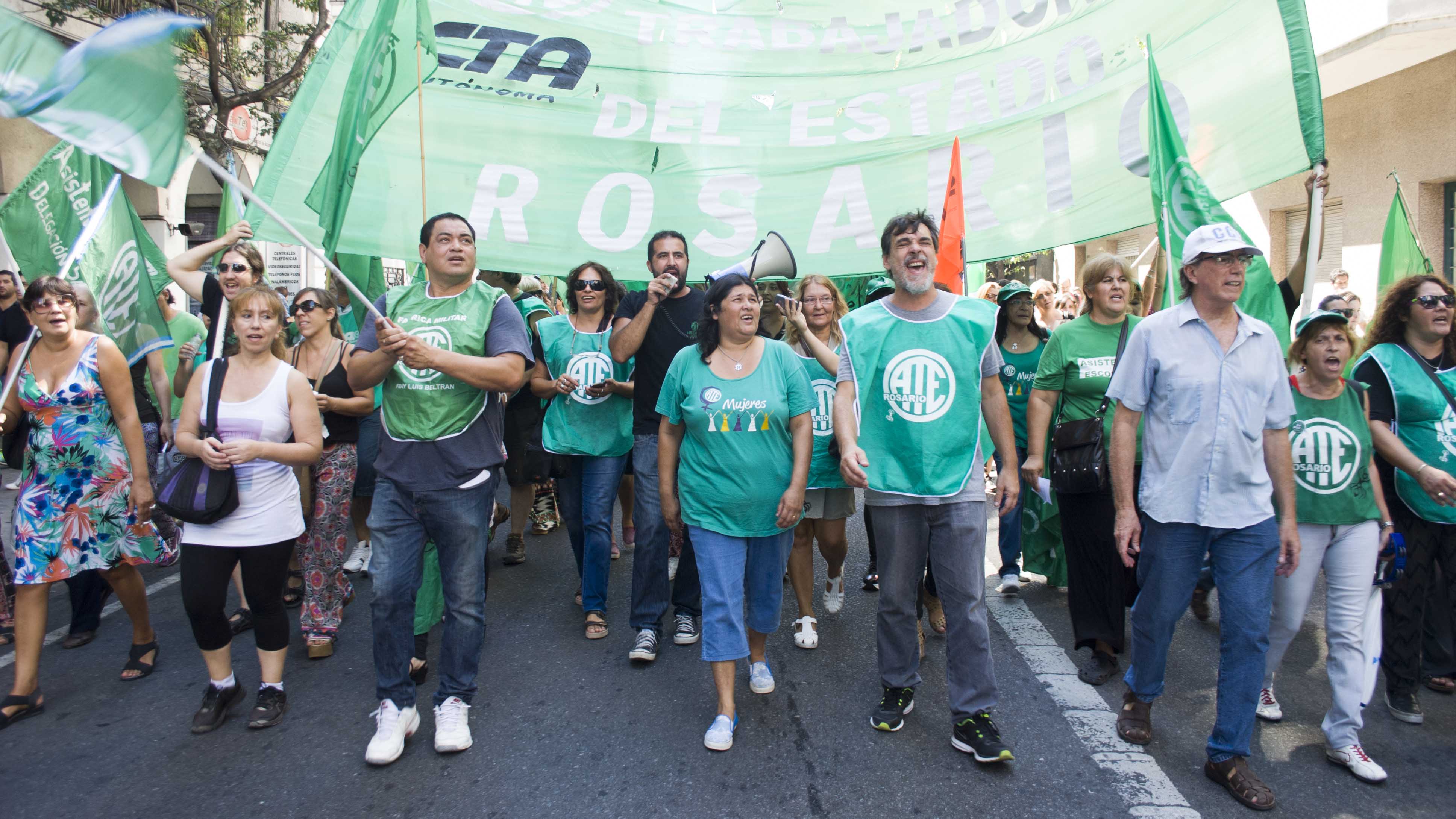 Multitudinaria marcha por salario y contra los despidos