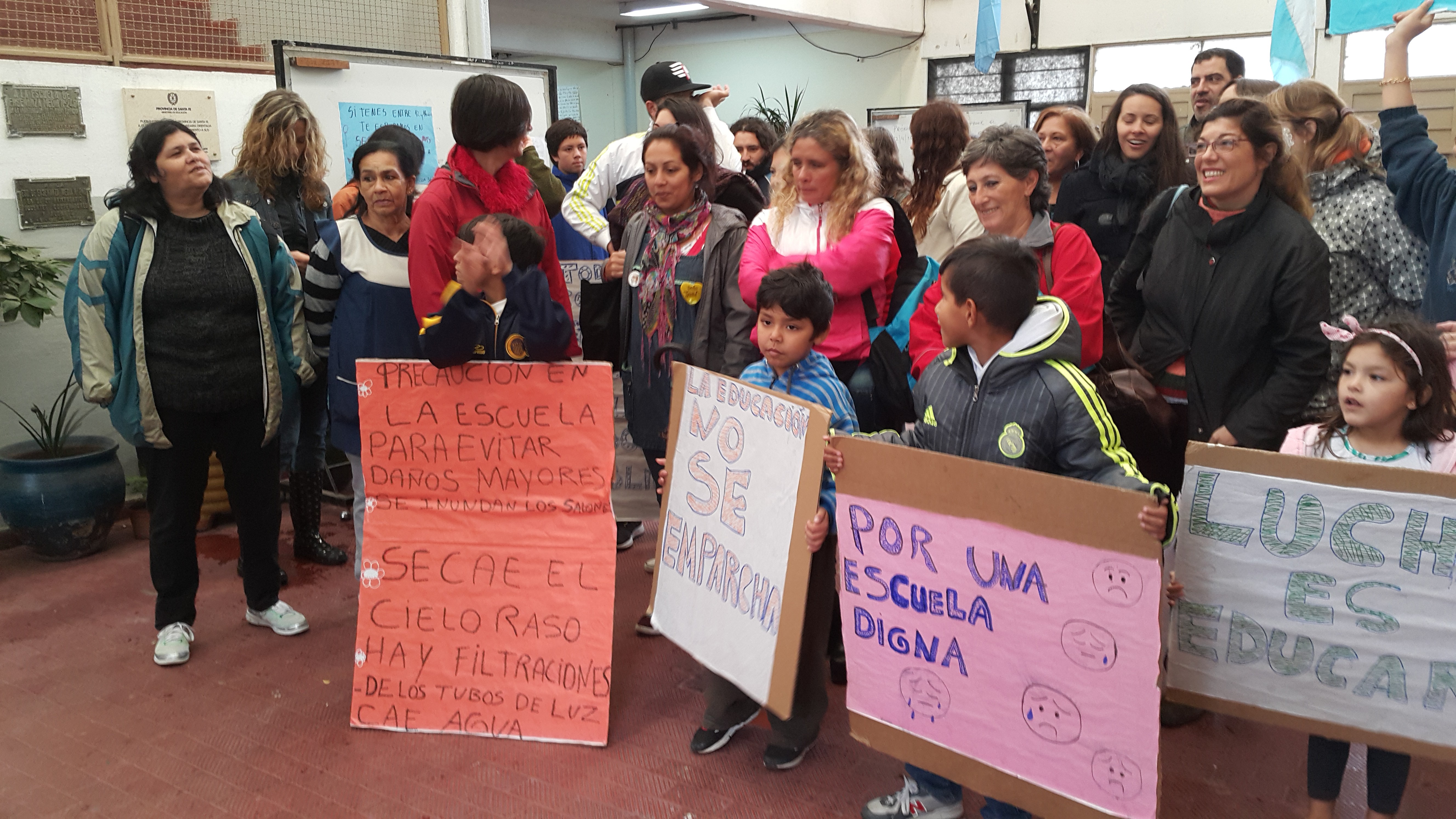 Abrazo Solidario a la Escuela Lola Mora