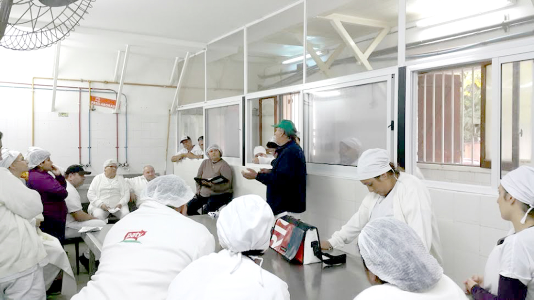 Trabajadores de C.C. en asamblea.