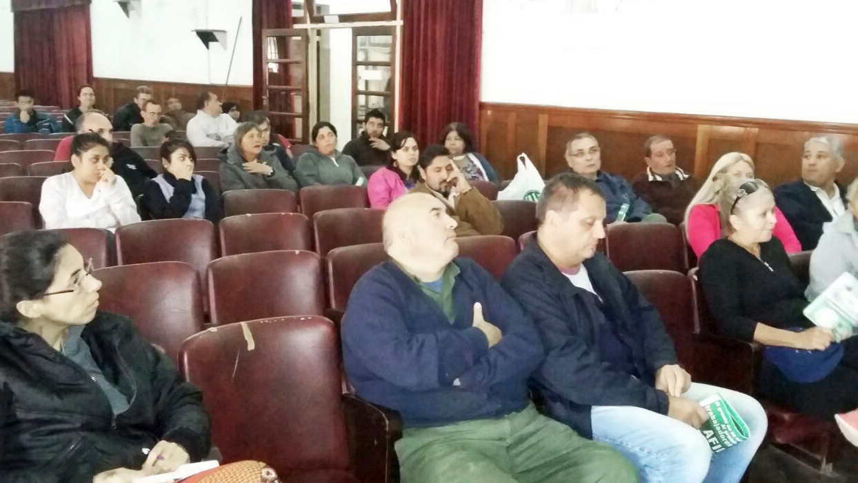 Asamblea de trabajadores en el Hogar Escuela de Granadero Baigorria